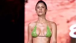 Ines Trocchia sfila sulle passerelle di Miami e incanta tutti: curve da capogiro