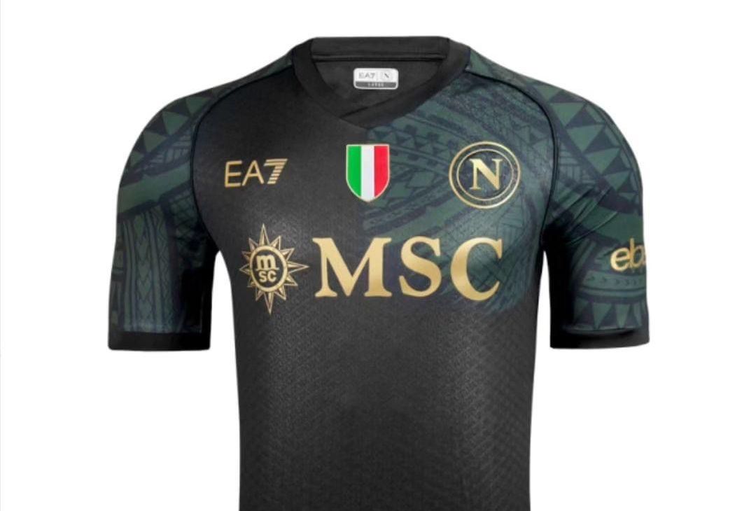GALLERY Napoli-mania, la nuova maglia è uno show! I dettagli - immagine 3