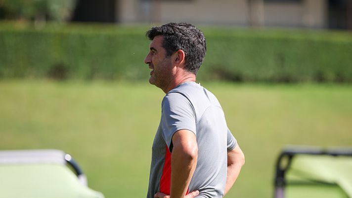 CAIRATE, ITALY - SEPTEMBER 10: Head Coach of AC Milan Paulo Fonseca looks on during a Training Session at Milanello on September 10, 2024 in Cairate, Italy. (Photo by Sara Cavallini/AC Milan via Getty Images)  Milan subito con i nuovi, la Juve no… - immagine 1