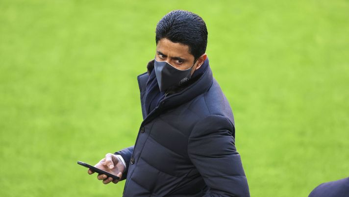 MUNICH, GERMANY - APRIL 06: Nasser Ghanim Al-Khelaifi, President of PSG looks on during a PSG Paris Saint-Germain training session ahead of the UEFA Champions League Quarter Final match against FC Bayern Munich at Allianz Arena on April 06, 2021 in Munich, Germany. (Photo by Alexander Hassenstein/Getty Images) PSG, rottura del crociato per Al-Khelaifi: il curioso infortunio del presidente - immagine 1