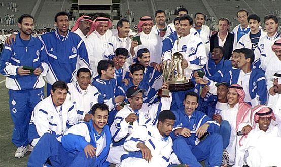 I giocatori dell'Al-Hilal saudita si riuniscono attorno alla Coppa del Consiglio di cooperazione del Golfo, vinta il 16 febbraio al termine del campionato in Oman Pioli e CR7 contro Jesus e Koulibaly: domani alle 20, il Derby di Riyadh fra Al Hilal e Al Nassr- immagine 9