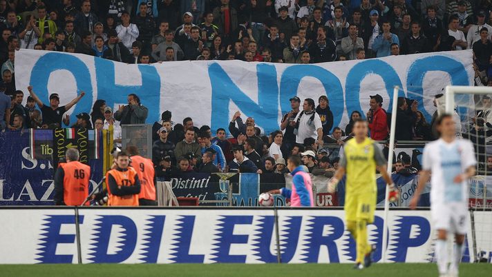 I tifosi della SS Lazio tengono uno striscione divertente per celebrare il gol dell'FC Internazionale Milano durante la partita di Serie A tra Lazio e FC Internazionale Milano allo Stadio Olimpico il 2 maggio 2010 a Roma, Italia. (Foto di Paolo Bruno/Getty Images) Inter Lazio gemellaggio