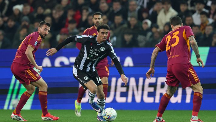 UDINE, ITALY - FEBRUARY 02: Arthur Atta of Udinese dribbles the ball during the Serie A match between Udinese Calcio and AS Roma at Stadio Friuli on February 02, 2026 in Udine, Italy. (Photo by Timothy Rogers/Getty Images) Udinese-Roma | La fotogallery: ecco gli scatti più importanti del match- immagine 2