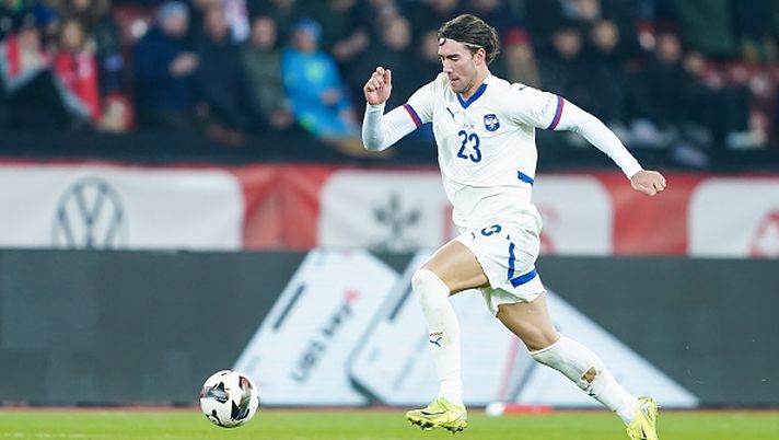 ZURICH, SWITZERLAND - NOVEMBER 15: Dusan Vlahovic of Serbia controls the ball during the UEFA Nations League 2024/25 League A Group A4 match between Switzerland and Serbia at Stadion Letzigrund on November 15, 2024 in Zurich, Switzerland. (Photo by Daniela Porcelli/Getty Images)  TACKLE DURO – Il derby dei media su Vlahovic l’anti-Juve - immagine 1