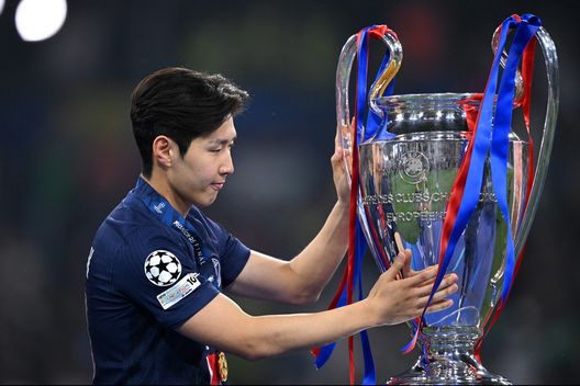MONACO DI BAVIERA, GERMANIA - 31 MAGGIO: Lee Kang-in del Paris Saint-Germain mentre passa davanti al trofeo della UEFA Champions League dopo aver ritirato la medaglia d'oro dopo aver sconfitto l'FC Internazionale Milano, assicurando al Paris Saint-Germain la prima UEFA Champions League nella storia del club e un record di 5-0 in finale di UEFA Champions League. (Foto di Justin Setterfield/Getty Images) Corea del Sud al Mondiale, ma il CT viene fischiato. Kang-in Lee: “Critiche che ci colpiscono”- immagine 2