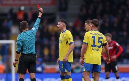 BRAUNSCHWEIG, GERMANY - OCTOBER 26: referee Robert Hartmann shows the red card to Erencan Yardimci of Braunschweig during the 2. Bundesliga match between Eintracht Braunschweig and Hannover 96 at Eintracht-Stadion on October 26, 2025 in Braunschweig, Germany. (Photo by Selim Sudheimer/Getty Images) Dresda-Braunschweig in diretta streaming e TV: dove vederla gratis live- immagine 2