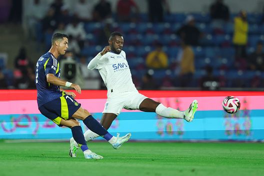 Cristiano Ronaldo dell'Al Nassr tira la palla durante la finale della Supercoppa saudita tra Al Nassr e Al Hilal allo stadio Prince Sultan bin Abdul Aziz il 17 agosto 2024 ad Abha, Arabia Saudita Pioli e CR7 contro Jesus e Koulibaly: domani alle 20, il Derby di Riyadh fra Al Hilal e Al Nassr- immagine 4