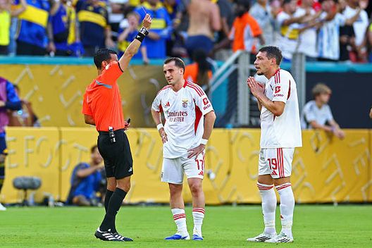 Le proteste di Belotti.(Photo by Chris Brunskill/Fantasista/Getty Images) Il Boca Juniors alza la voce e fa ricorso contro la pesante squalifica di Herrera e Figal- immagine 4