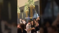 VIDEO / Bernardeschi alla festa della Juve: annaffia tutti