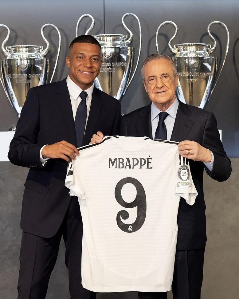 FOTO Il Real Madrid presenta Kylian Mbappè: lo scatto in compagnia di Perez- immagine 2