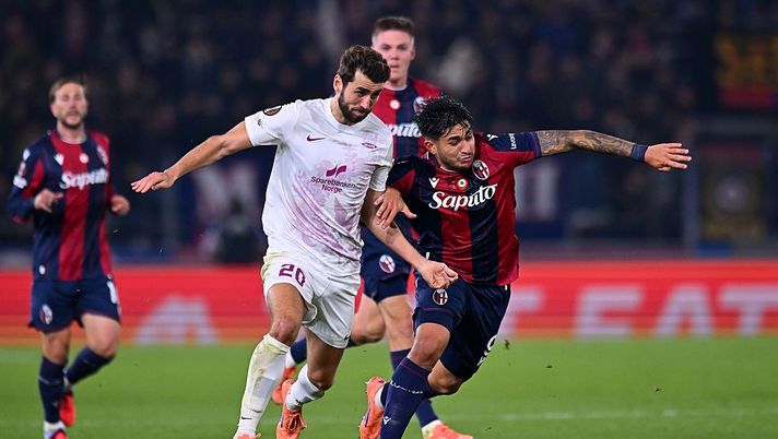 BOLOGNA, ITALY - NOVEMBER 06: Vetle Dragsnes of Sportsklubben Brann competes for the ball with Santiago Castro of Bologna FC during the UEFA Europa League 2025/26 League Phase MD4 match between Bologna FC 1909 and SK Brann at Stadio Renato Dall'Ara on November 06, 2025 in Bologna, Italy. (Photo by Alessandro Sabattini/Getty Images) Bologna-Brann, i precedenti delle italiane contro i club norvegesi - immagine 1