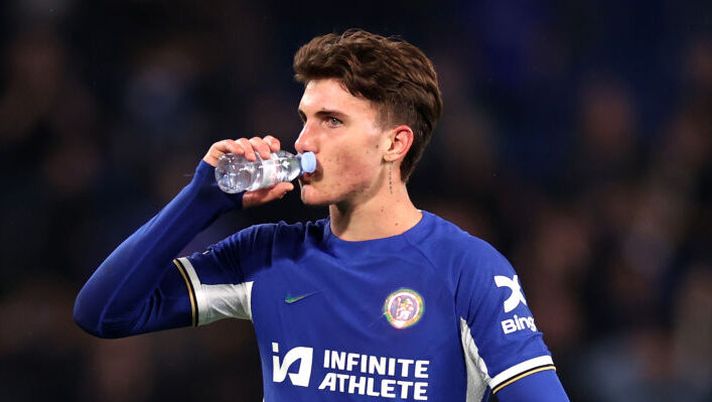 LONDON, ENGLAND - MAY 02: Cesare Casadei of Chelsea pauses for a drink during the Premier League match between Chelsea FC and Tottenham Hotspur at Stamford Bridge on May 02, 2024 in London, England. (Photo by Ryan Pierse/Getty Images) INFO SOS – Casadei, ecco chi ha l’accordo col Chelsea tra Torino e Lazio: le novità - immagine 1