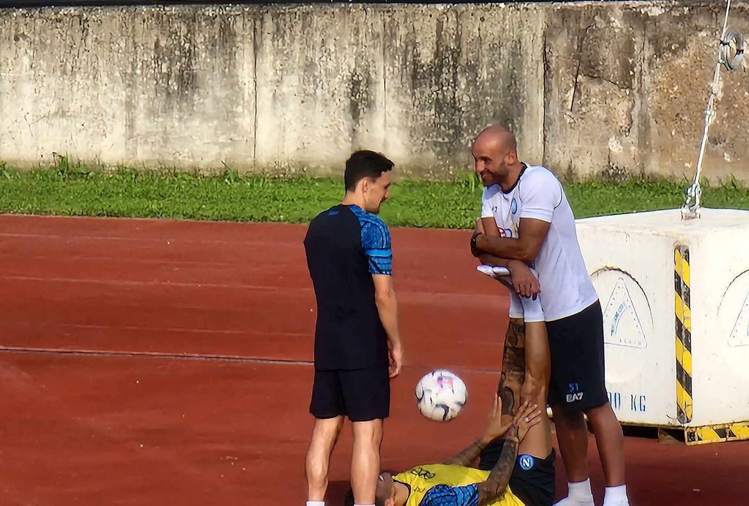 Il capitano del Napoli è l'unico ad eseguire lo stretching