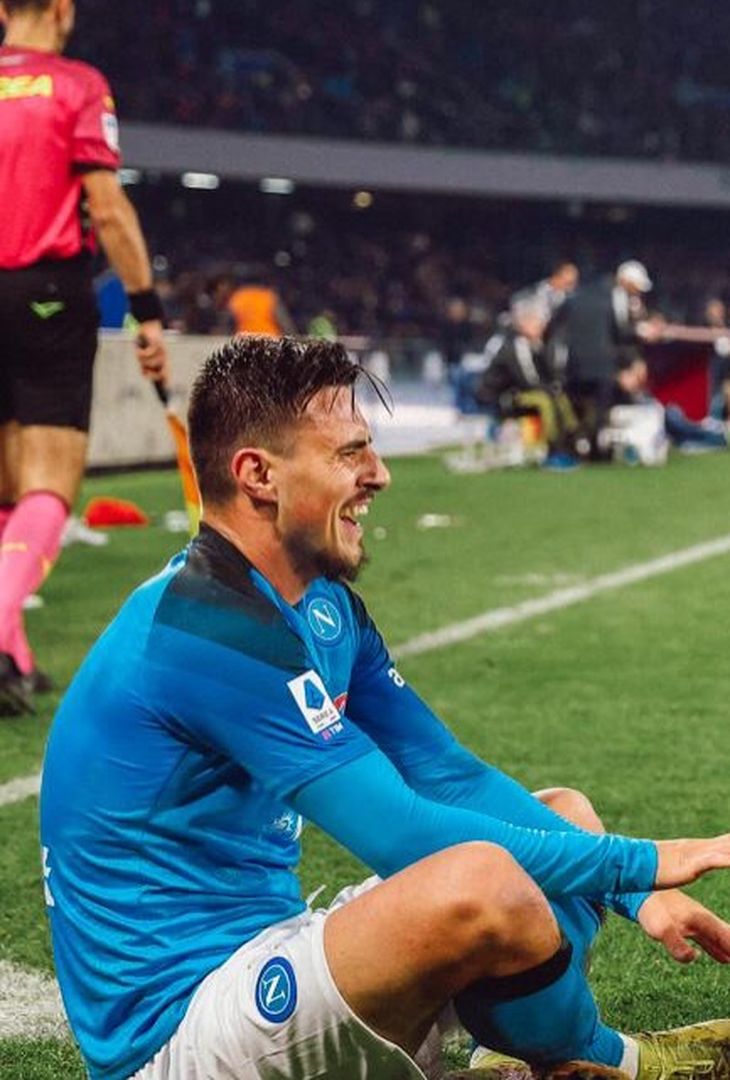 Poco più di 24 ore separano Napoli-Juventus dal suo fischio d'inizio. Valevole per la 14ª giornata di Serie A, la gara andrà in scena domani, domenica 7 dicembre, alle 20:45. Nel frattempo, per smorzare l'attesa, l'account Instagram della società partenopea ha pubblicato un post composto da sedici fotografie, una per ogni battaglia (fatta eccezione per la _'manita'_ del febbraio 2023) che ha avuto per protagoniste, sotto i riflettori dello Stadio Diego Armando Maradona (chiamato San Paolo fino al novembre 2020), la compagine azzurra e quella bianconera. Un viaggio che va a ritroso: dalla stagione 2024/25 allo scontro più recente, ovvero quello dell'annata 2010/11.