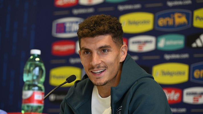 ISERLOHN, GERMANY - JUNE 12: Giovanni Di Lorenzo of Italy speaks with the media during Italy press conference at Hemberg-Stadion on June 12, 2024 in Iserlohn, Germany. (Photo by Claudio Villa/Getty Images for FIGC) Di Lorenzo, in Germania arriverà il suo agente: si parlerà del futuro del terzino - immagine 1