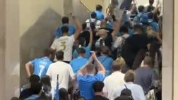 La metro di Mergellina è tutta azzurra: i tifosi ballano e cantano