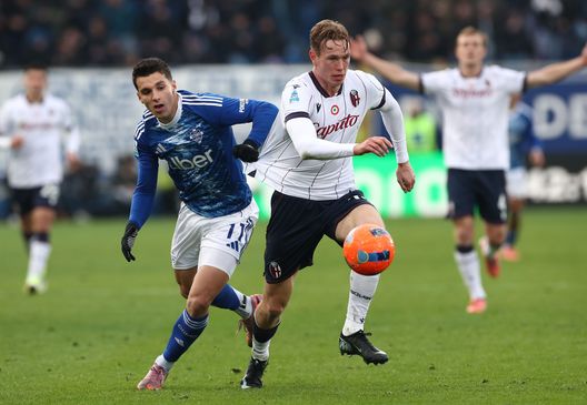 COMO, ITALIA - 10 GENNAIO: Anastasios Douvikas del Como 1907 gareggia per la palla con Torbjorn Heggem del Bologna FC durante la partita di Serie A tra Como 1907 e Bologna FC 1909 allo Stadio Giuseppe Sinigaglia il 10 gennaio 2026 a Como, Italia. (Foto di Marco Luzzani/Getty Images)