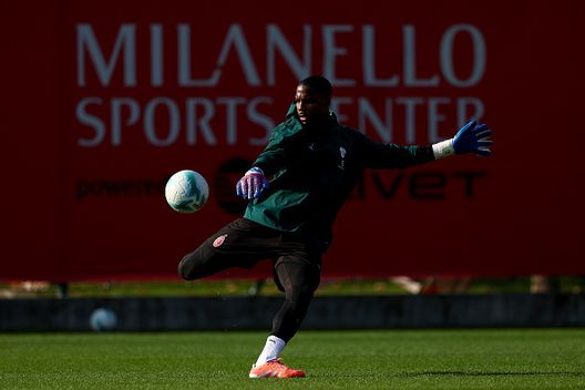 Mike Maignan oggi a Milanello(Photo by Giuseppe Cottini/AC Milan via Getty Images) Gimenez in gruppo dopo il Messico: oggi a Milanello, tutte le foto