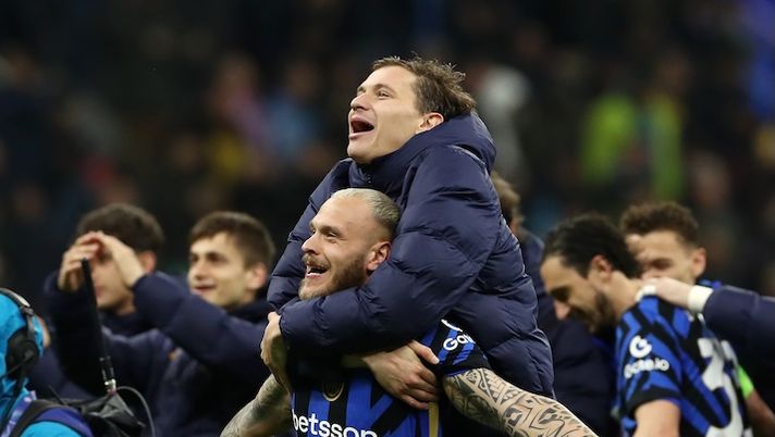MILAN, ITALY - APRIL 16: Nicolo Barella of FC Internazionale celebrates with teammate Federico Dimarco following their victory at the end of the UEFA Champions League 2024/25 Quarter Final Second Leg match between FC Internazionale Milano and FC Bayern München at San Siro on April 16, 2025 in Milan, Italy. (Photo by Marco Luzzani/Getty Images) Champions, Barcellona-Inter e Arsenal-PSG le semifinali: date e orari di andata e ritorno - immagine 1