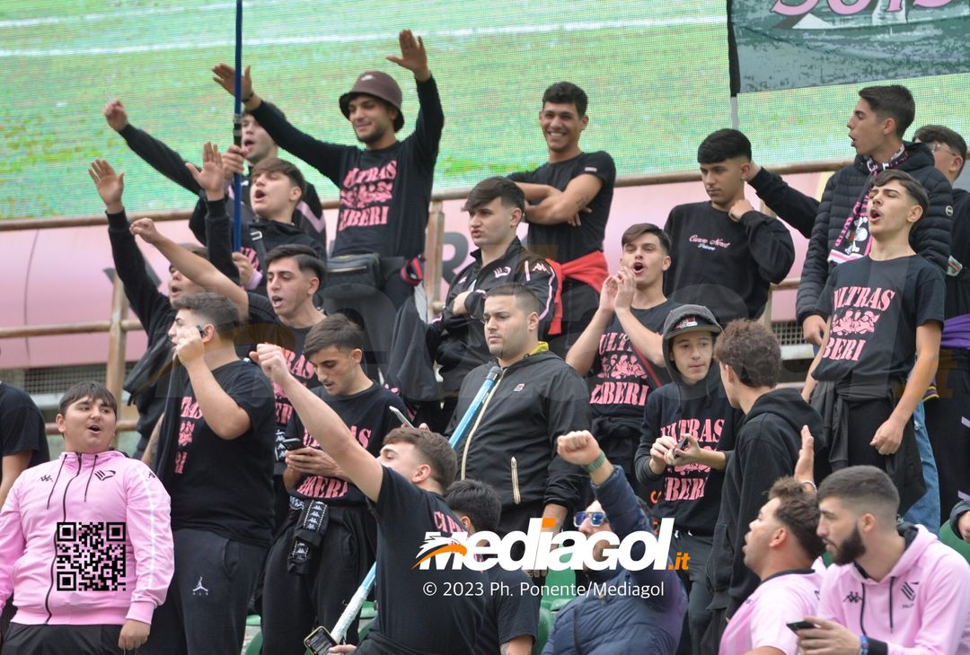 FOTOTIFO Palermo-Cittadella 0-1, gli scatti ai tifosi al “Renzo Barbera” (GALLERY) - immagine 77