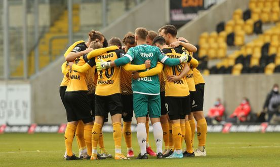 La squadra del Dresda fotografata prima della partita di 3. Liga tra SG Dynamo Dresda e TSV 1860 Monaco al Rudolf-Harbig-Stadion il 15 novembre 2020 a Dresda, Germania. (Foto di Matthias Kern/Getty Images per DFB) Espulso in amichevole, l’allenatore della Dinamo Dresda seguirà il prossimo match da un terrazzo- immagine 2