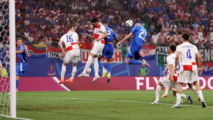 Bastoni, che numeri nei duelli all’Europeo. Lo batte in un dato solo Van Dijk - immagine 1