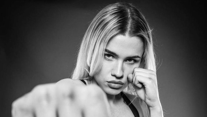 Modella di OnlyFans mostra il seno dopo una vittoria nella boxe: divieto a partecipare - immagine 1