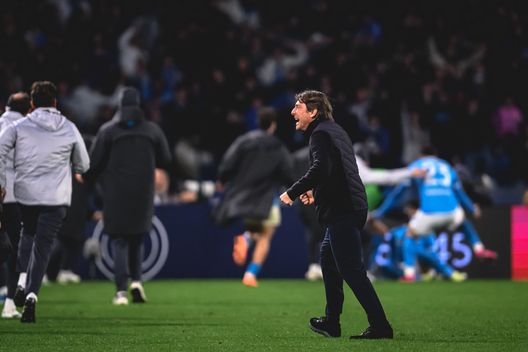 NAPLES, ITALY - FEBRUARY 15: Antonio Conte of SSC Napoli celebrates after goal scored by Alisson Santos during the Serie A match between SSC Napoli and AS Roma at Stadio Diego Armando Maradona on February 15, 2026 in Naples, Italy. (Photo by Fabio Rossi/AS Roma via Getty Images)