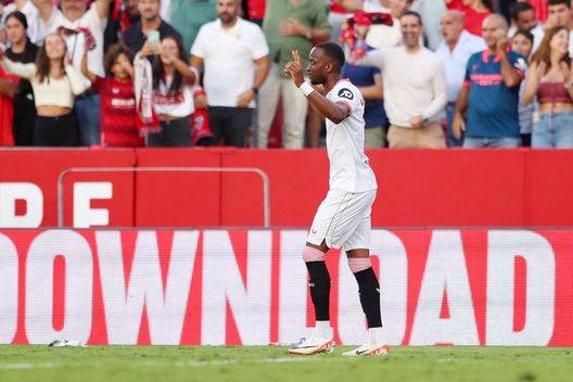 Dodi Lukebakio, attaccante del Siviglia. (Foto di Fran Santiago/Getty Images) Valencia Siviglia