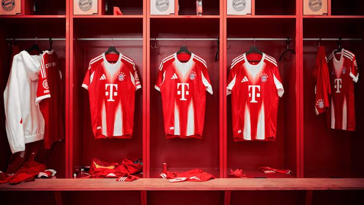 Il Bayern Monaco presenta la nuova maglia: si torna al bianco e rosso Il Bayern Monaco presenta la nuova maglia: si torna al bianco e rosso - immagine 1
