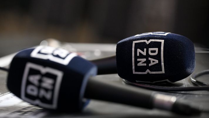 MANCHESTER, ENGLAND - APRIL 03: A detailed view of DAZN branded microphones inside the arena prior to the Joe Joyce v Filip Hrgovic Press Conference at Co-op Live on April 03, 2025 in Manchester, England. (Photo by Ben Roberts Photo/Getty Images) Lettera Dazn agli utenti pirata: “Pagate 500 euro in 7 giorni o ci tuteleremo” - immagine 1