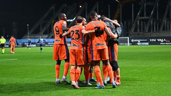 BERGAMO, ITALY - NOVEMBER 04: Hakan Calhanoglu of FC Internazionale celebrates with team-mates after scoring the goal during the Serie A TIM match between Atalanta BC and FC Internazionale at Gewiss Stadium on November 04, 2023 in Bergamo, Italy. (Photo by Mattia Ozbot - Inter/Inter via Getty Images) L’Inter è la miglior squadra d’Europa per rendimento in trasferta - immagine 1