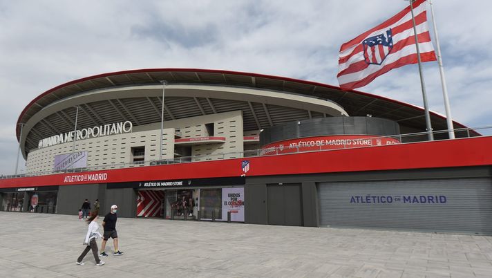 MADRID, SPAIN - FEBRUARY 20: A general view outside the stadium prior to the La Liga Santander match between Atletico de Madrid and Levante UD at Estadio Wanda Metropolitano on February 20, 2021 in Madrid, Spain. Sporting stadiums around Spain remain under strict restrictions due to the Coronavirus Pandemic as Government social distancing laws prohibit fans inside venues resulting in games being played behind closed doors. (Photo by Denis Doyle/Getty Images) Atletico Madrid, ritorno al vecchio logo? Il responso lo daranno i tifosi - immagine 1