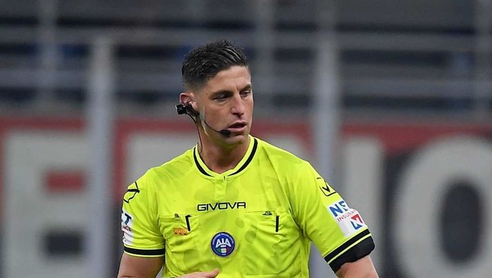 Giuseppe Collu (arbitro della Serie A), qui durante Milan-Lazio 1-0 (Serie A 2025-2026) | News (Getty Images) A cosa serve il VAR? Chiamata errata in Milan-Lazio. E 'contro' i rossoneri non è la prima volta