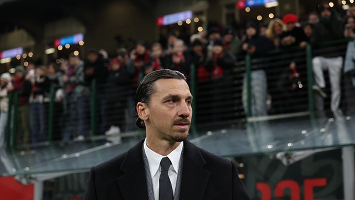 MILAN, ITALY - JANUARY 11:  Zlatan Ibrahimovic of AC Milan looks on during the Serie A match between AC Milan and Cagliari at Stadio Giuseppe Meazza on January 11, 2025 in Milan, Italy. (Photo by Claudio Villa/AC Milan via Getty Images)  Ibrahimovic polemica