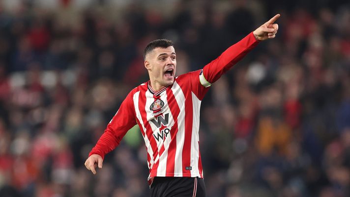 Premier League, Xhaka litiga con un tifoso durante West Ham-Sunderland: l’arbitro sospende la partita - immagine 1