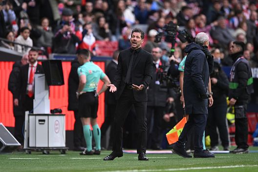 Madrid, Spagna - 14 marzo 2026: Diego Simeone, allenatore dell'Atlético Madrid, reagisce mentre l'arbitro Miquel Ortiz è al VAR per un possibile cartellino rosso per Abdelkabir Abqar del Getafe (non in foto) durante la partita de LaLiga tra Atlético Madrid e Getafe. (Foto di Denis Doyle/Getty Images) Atletico Madrid-Getafe, Abqar espulso per aver toccato le parti intime di Sørloth- immagine 2