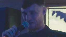 Beukema si riscopre cantante: ecco come aizza la folla