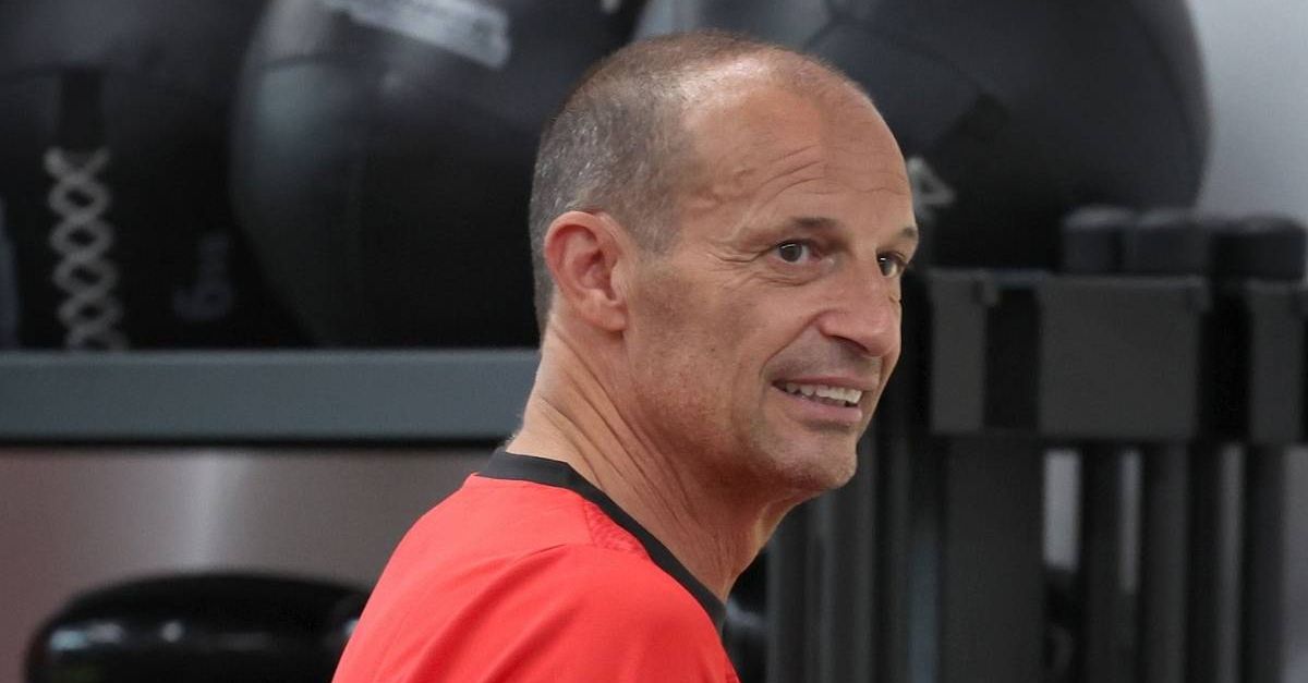 Milan, lunga chiacchierata tra Allegri e Ibrahimovic a Milanello Milan, lunga chiacchierata tra Allegri e Ibrahimovic a Milanello