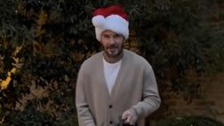 David Beckham fa il falegname con il cappello da Babbo Natale