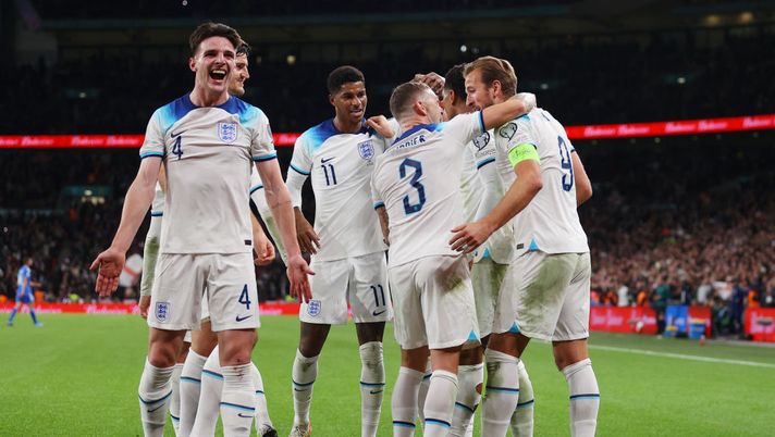 LONDON, ENGLAND - OCTOBER 17: Declan Rice of England celebrate as Harry Kane of England celebrates after scoring the team's third goal with teammates during the UEFA EURO 2024 European qualifier match between England and Italy at Wembley Stadium on October 17, 2023 in London, England. (Photo by Richard Heathcote/Getty Images) Beati loro… - immagine 1