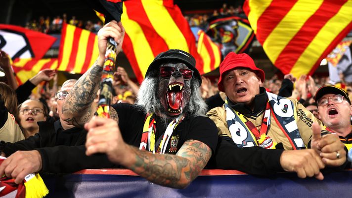 LENS, FRANCE - OCTOBER 03: A fan wearing a mask during the UEFA Champions League match between RC Lens and Arsenal FC at Stade Bollaert-Delelis on October 03, 2023 in Lens, France. (Photo by Alex Pantling/Getty Images) Tifosi Lens in festa