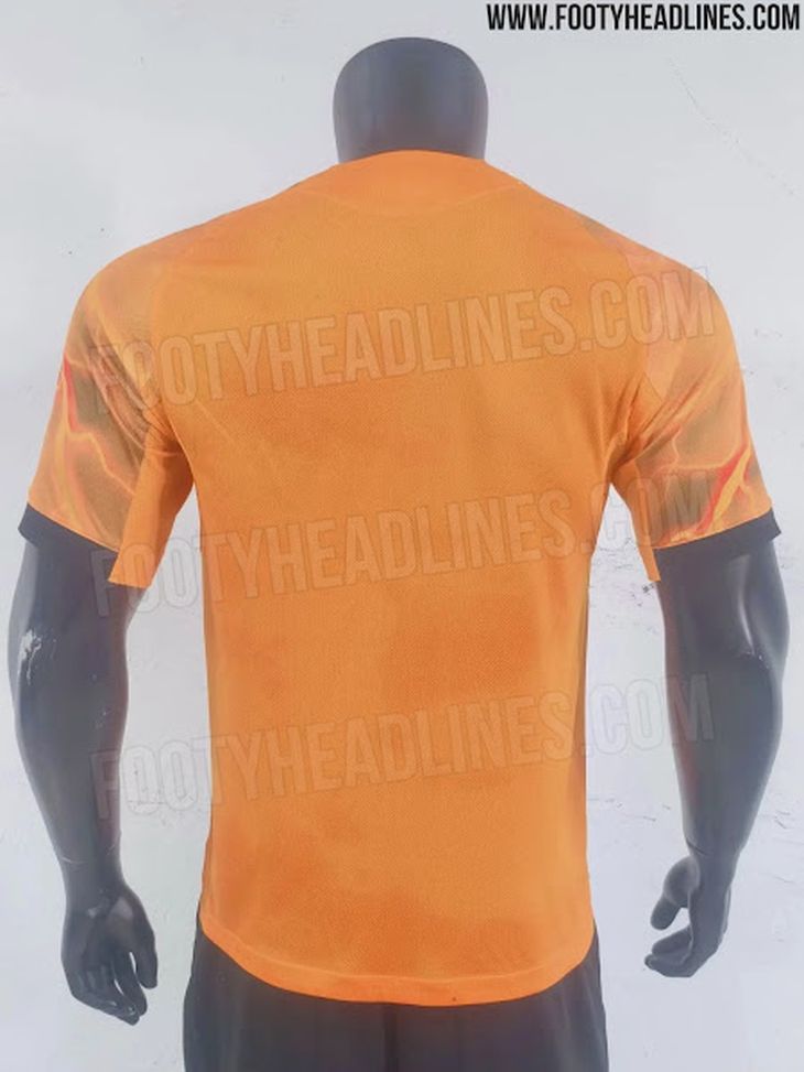 Roma, nuove immagini della seconda maglia: c’è il ‘thunderbolt’ ispirato a Giove- immagine 3