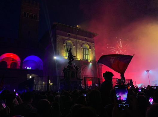 Migliaia di persone per la festa rossoblù: delirio in Piazza Maggiore (FOTO)- immagine 3