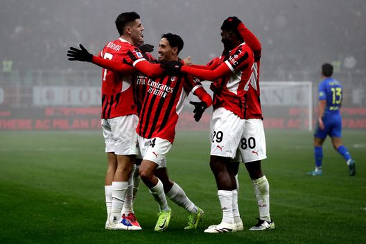 MILAN, ITALY - NOVEMBER 30: Tijjani Reijnders of AC Milan celebrates scoring his team's third goal with teammates during the Serie A match between AC Milan and Empoli at Stadio Giuseppe Meazza on November 30, 2024 in Milan, Italy. (Photo by Marco Luzzani/Getty Images) Milan-Empoli-3-0-fonsecaMorata-Reijjnders-gol-primo-tempo