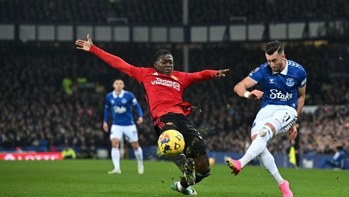 Manchester United's English midfielder #37 Kobbie Mainoo (L) fights for the ball with Everton's English striker #11 Jack Harrison during the English Premier League football match between Everton and Manchester United at Goodison Park in Liverpool, north west England on November 26, 2023. (Photo by Paul ELLIS / AFP) / RESTRICTED TO EDITORIAL USE. No use with unauthorized audio, video, data, fixture lists, club/league logos or 'live' services. Online in-match use limited to 120 images. An additional 40 images may be used in extra time. No video emulation. Social media in-match use limited to 120 images. An additional 40 images may be used in extra time. No use in betting publications, games or single club/league/player publications. / (Photo by PAUL ELLIS/AFP via Getty Images) 25 milioni in bilico per la Fiorentina: un 18enne ha soffiato il posto ad Amrabat - immagine 1