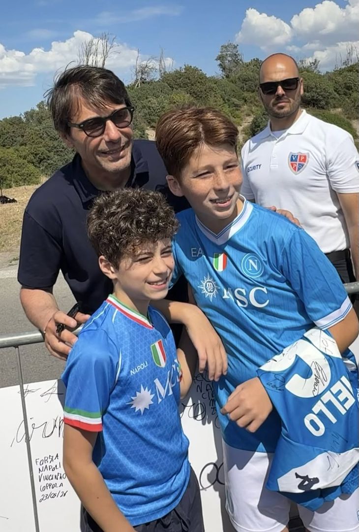 Ultime ore a Castel Volturno per Conte e Oriali: abbracci e cori per loro – LE FOTO - immagine 5