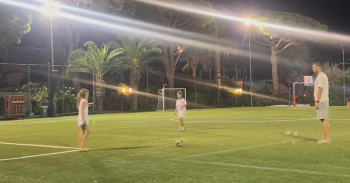 VIDEO / I figli di Dzeko si scatenano sotto gli occhi di papà Edin: traversa e rigore