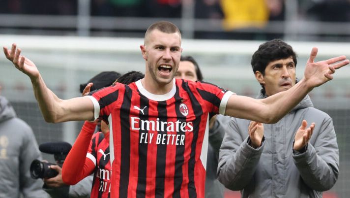 MILAN, ITALY - JANUARY 26: Strahinja Pavlovic of AC Milan celebrates the win at the end of the Serie A match between AC Milan and Parma at Stadio Giuseppe Meazza on January 26, 2025 in Milan, Italy. (Photo by Claudio Villa/AC Milan via Getty Images) Pavlovic: “Se resto al Milan? 10 gare senza giocare e tante voci: rispondo così sul mio futuro” - immagine 1