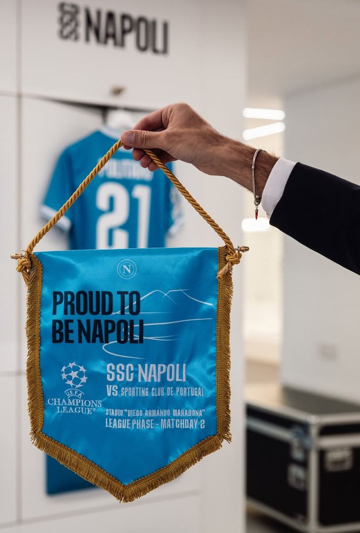 Sale l'attesa per il fischio d'inizio (fissato per le 21:00 odierne) di Napoli-Sporting Lisbona, gara valevole per la 2ª giornata della League Phase dell'annuale edizione di Champions. Per l'occasione, la squadra di Antonio Conte, come dimostra il seguente post pubblicato dalla società partenopea sul proprio account Instagram, scenderà in campo con indosso la maglia azzurra. Spunta, inoltre, un indizio per l'undici titolare dei padroni di casa: tra le foto compare la maglia di Vanja Milinkovic-Savic. È probabile, dunque, che il titolare tra i pali stasera sia il gigante serbo (a discapito di Alex Meret).